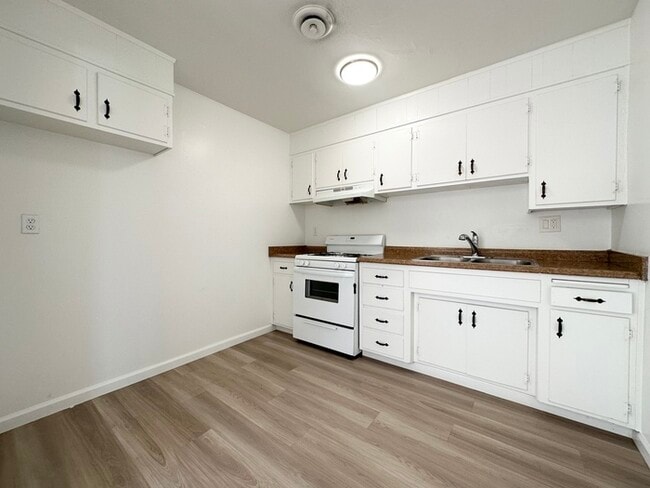 Building Photo - Charming 2 bedroom and 1 bath Duplex in Sacramento