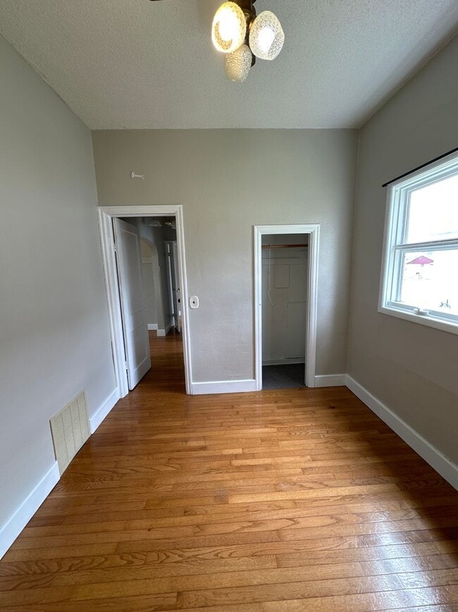 Building Photo - 909 8th Ave SE