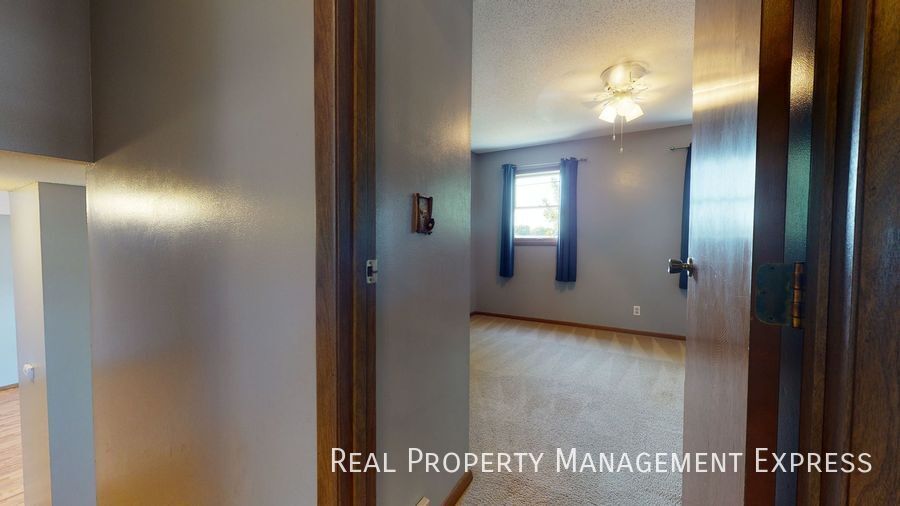 Building Photo - 3 Bed 2 Bath Duplex w/ Attached Garage
