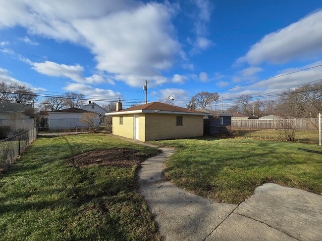 Building Photo - 7230 Beech Ave