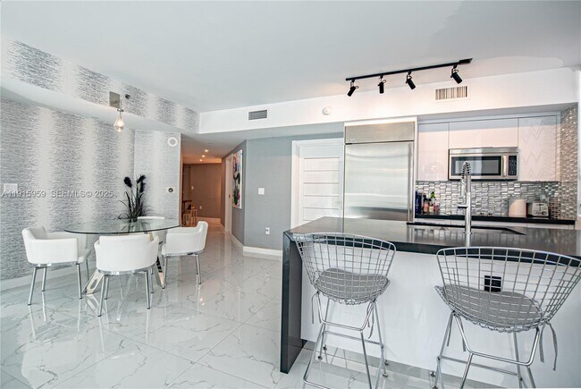 Building Photo - 500 Brickell Ave