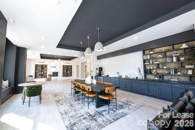 Building Photo - 425 W Trade St