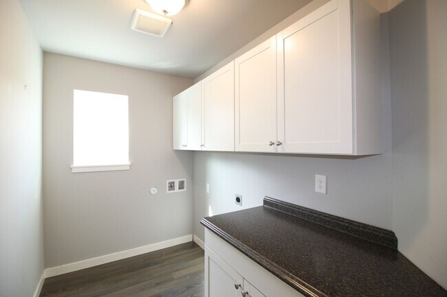 Building Photo - 3 Bed 2.5 Bath - Townhome - Ft Nugent Park - NAS Whidbey