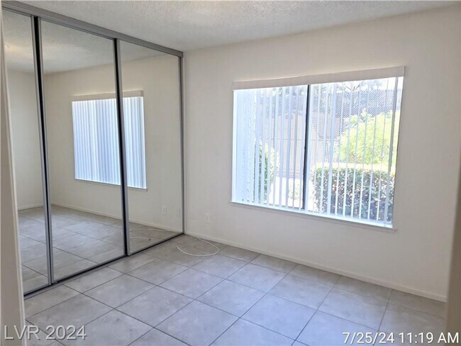 Building Photo - FANTASTIC SINGLE-STORY TOWNHOME JUST MINUT...