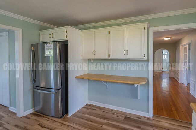 Building Photo - 323 Walsh Rd