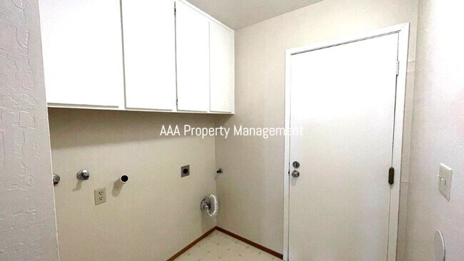 Building Photo - Nice 4 bedroom 2 bath Single family home in great neighborhood!