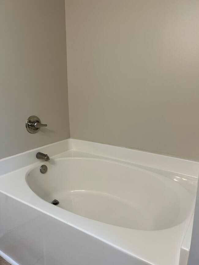 Building Photo - AVAILABLE NOW!! 4 Bedroom 2 Bathroom Home
