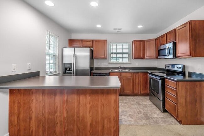 Building Photo - Master-on-Main End-Unit Townhome in Back Creek Villages!