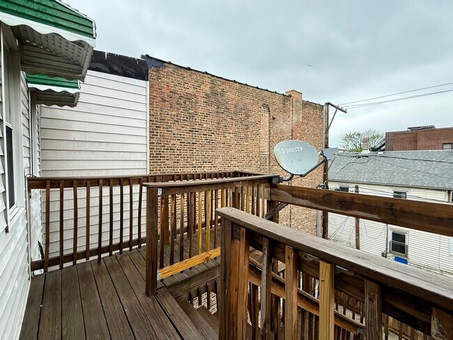 Building Photo - 937 N Ashland Ave