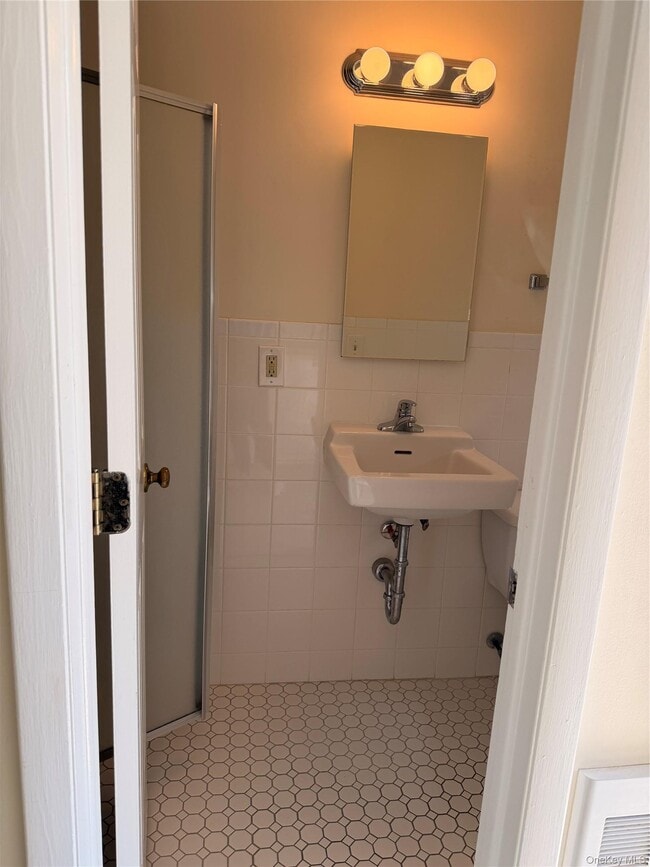 Building Photo - 10 Quelch Ave