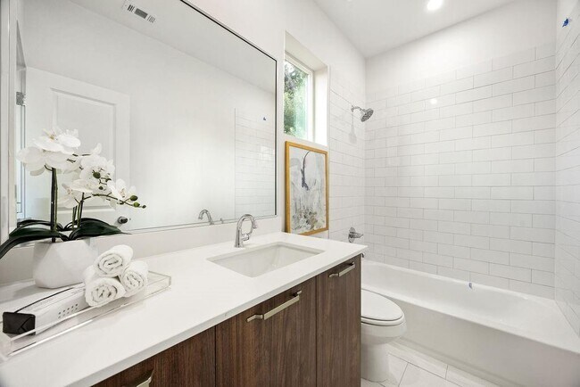 Building Photo - 2121b Hoskins Dr