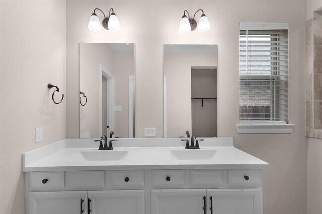 Building Photo - 23827 Via Leoni Dr