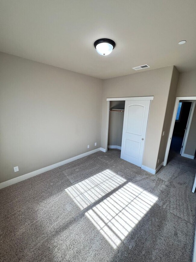 Building Photo - Stunning 3 Bedroom, 2.5 Bath Single Family Home, Gated Community, Beautiful Inside & Out!