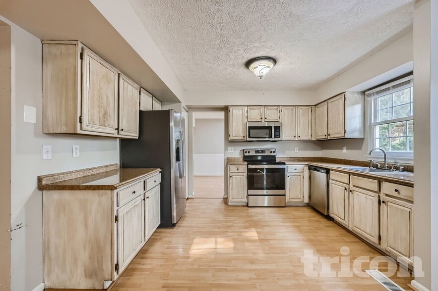 Building Photo - 9432 Seven Courts Dr