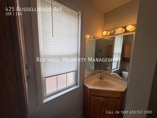 Building Photo - 425 Russellwood Ave