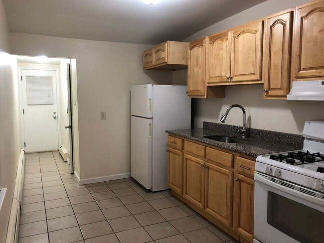 Building Photo - Great Home! Wood Flooring! Updated Kitchen! Wood Cabinets! Granite Counters! Great Living Space! ...