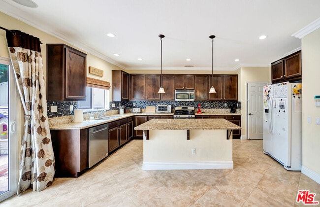 Building Photo - 27060 Mountain Willow Ln