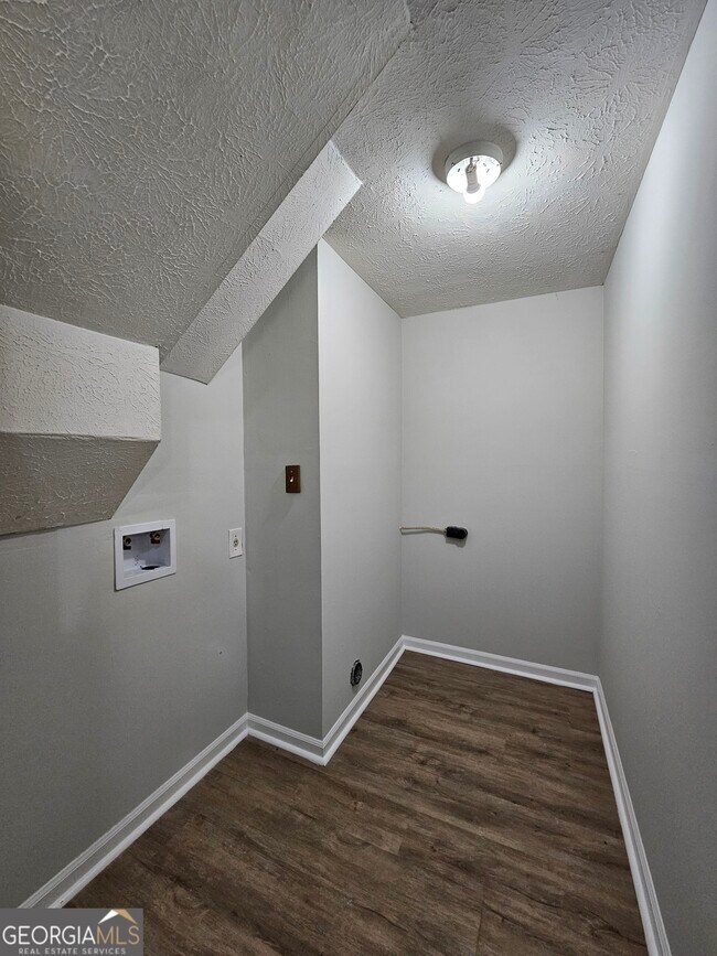 Building Photo - 7045 Eden Ct