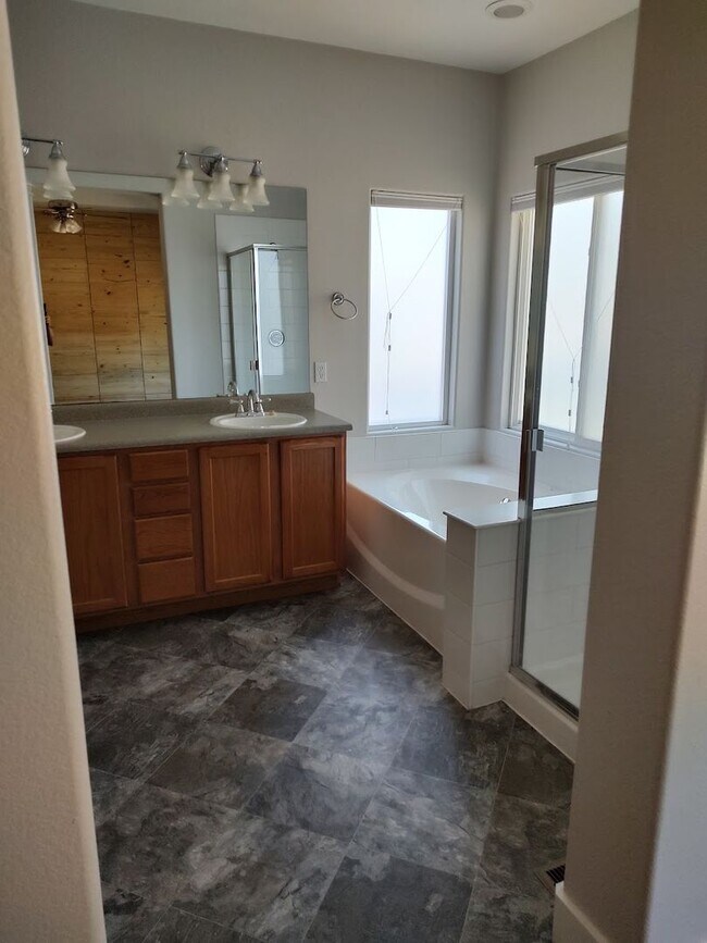 Building Photo - Gorgeous Former Model 4BD Ranch Home | Upg...