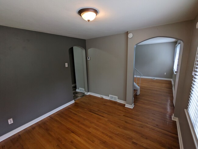 Building Photo - Cozy 2 Bedroom House near Riverview Park