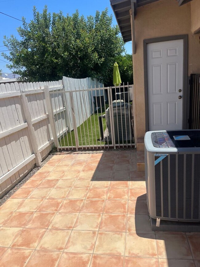 Building Photo - POOL HOME 3 BEDROOMS 3 BATHS