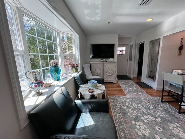 Building Photo - 98 E Border Rd