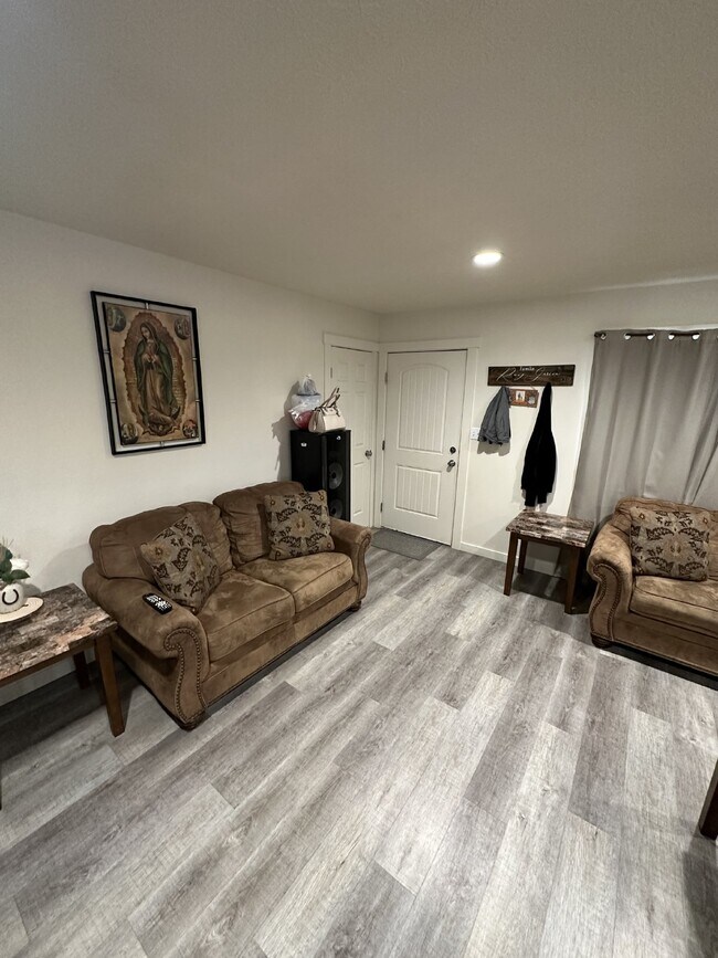 Building Photo - Desirable 2 bedroom 1 Bath Home in Ontario