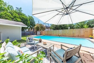 Building Photo - 11 10th Ave N