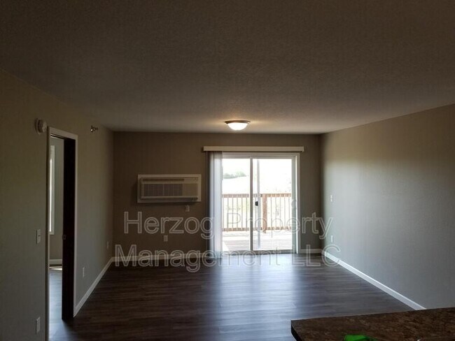 Building Photo - 1880 10th Ave E