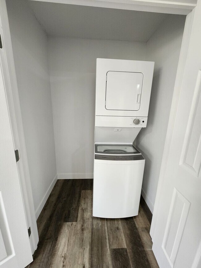 Building Photo - Spacious 2-Bedroom, 1-Bathroom Home AVAILABLE NOW!!