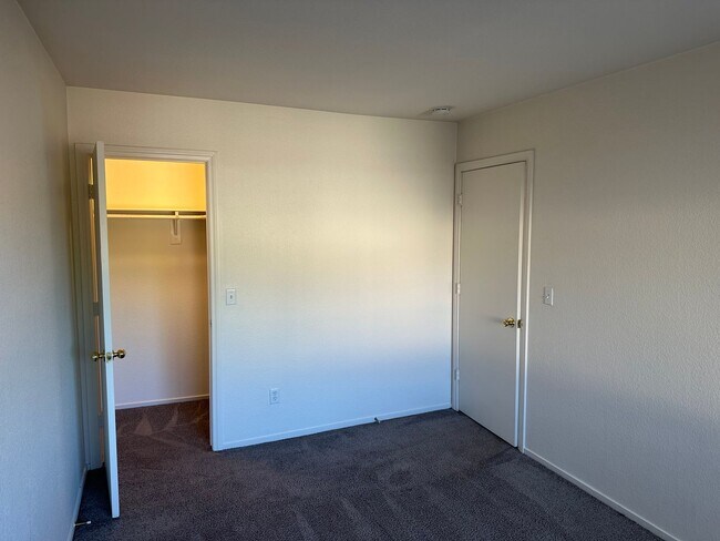 Building Photo - 3 Bedroom Townhouse!! in Gated Community!!...