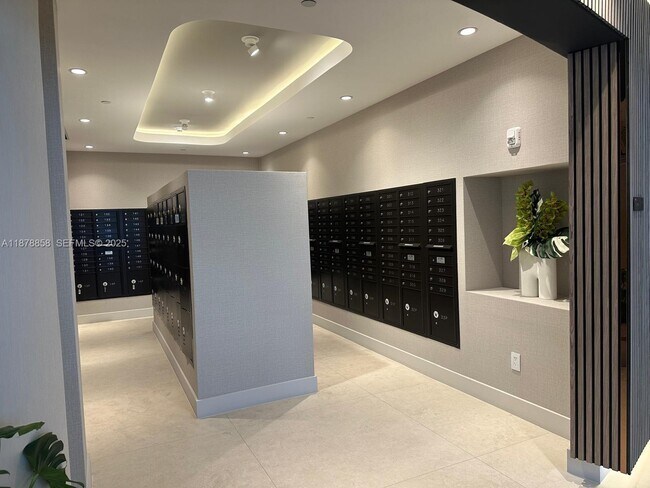 Building Photo - 700 NE 24th St