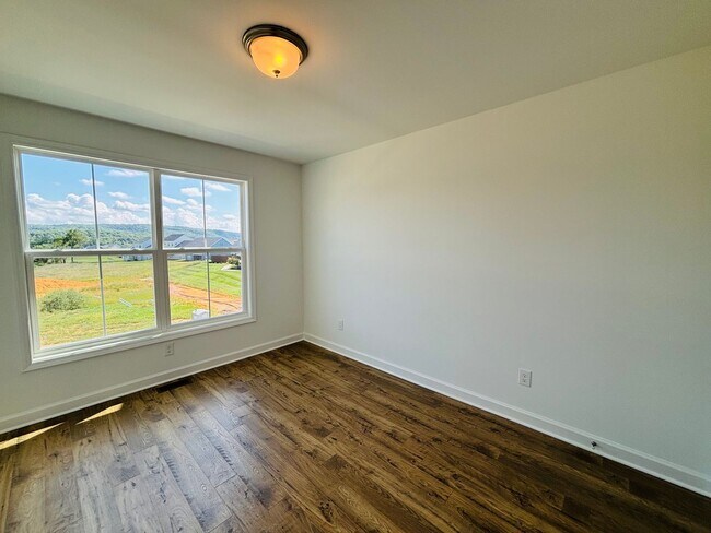 Building Photo - 3 Bedroom 2.5 Bath Townhouse