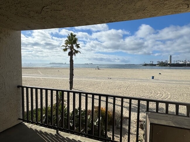 Building Photo - Steps from Alamitos Beach! Modern 1 bed 1 ...