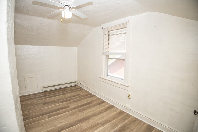 Building Photo - 1112 E Miller St