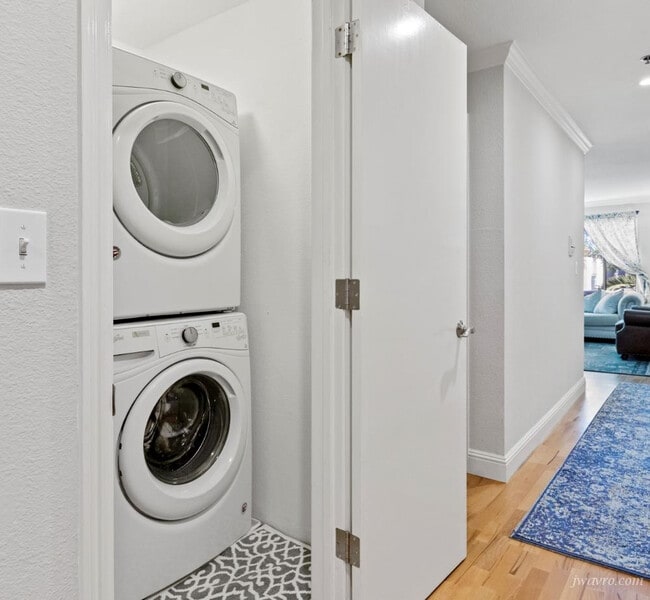 Building Photo - 1565 Sacramento St