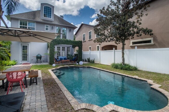 Building Photo - 2 Story, 2 Bed/2.5 Bath, Pool Home Plus Office in Altaloma Heights AVAILABLE NOW!