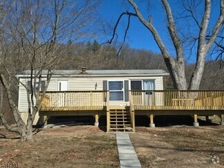 Building Photo - 16 Willow Ln
