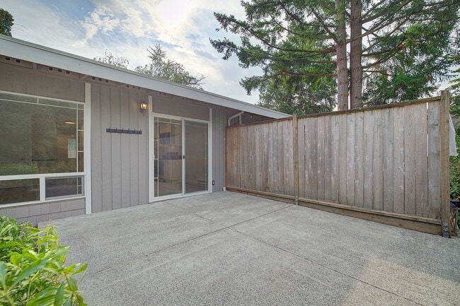 Building Photo - 2Bd/1Ba Issaquah Duplex