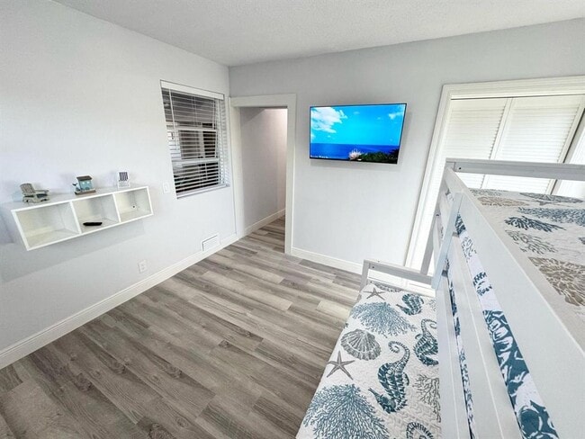 Building Photo - 2326 S Peninsula Dr