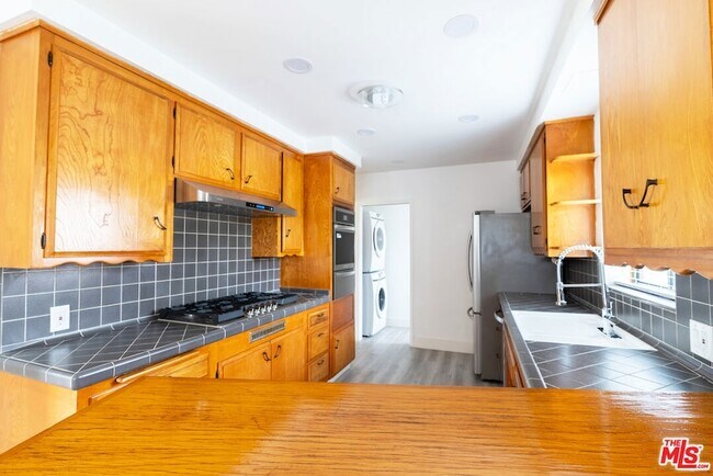 Building Photo - 443 Lomita St