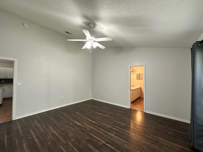 Building Photo - 147 Steeplechase Dr