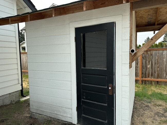 Building Photo - Modern & Stylish 4 Bed, 2.5 Bath Remodel!
