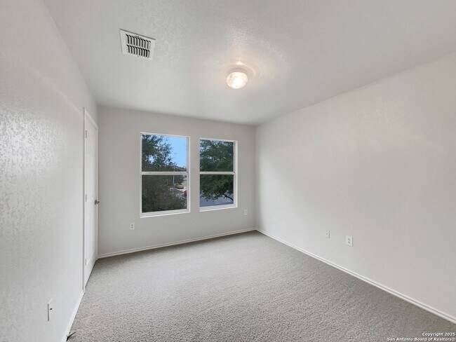 Building Photo - Charming 3 Bedroom 2 Bath home in Northeast Crossing.