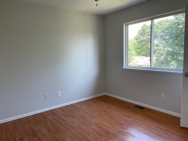 Building Photo - Duplex with 5 Bedroom & 4 Baths