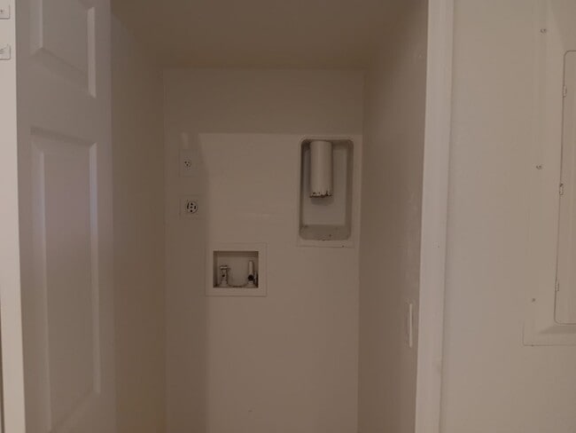 Building Photo - 3 BED 2 BATH DUPLEX FOR RENT