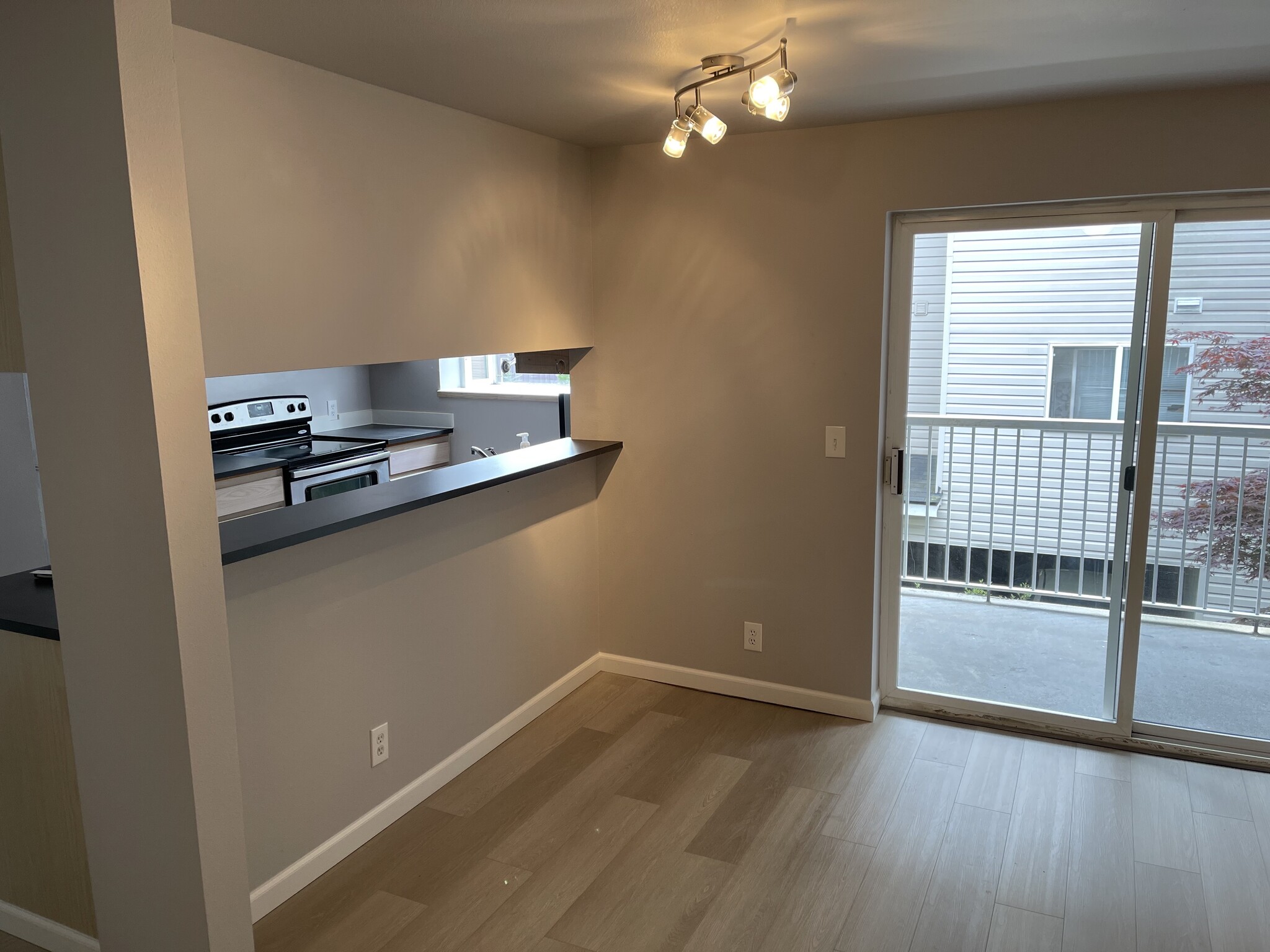 Spacious Living Room - 12329 Roosevelt Way NE