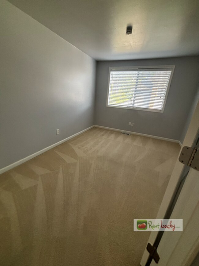 Building Photo - Stunning & Spacious 4 Bedroom Home with 2....