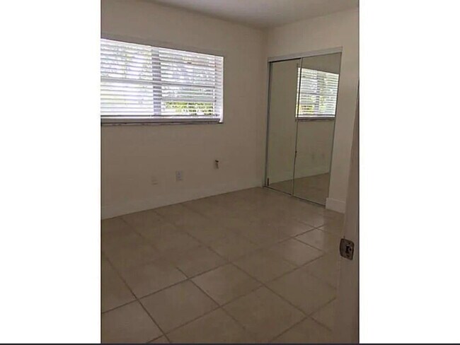 Building Photo - 1290 NE 119th St