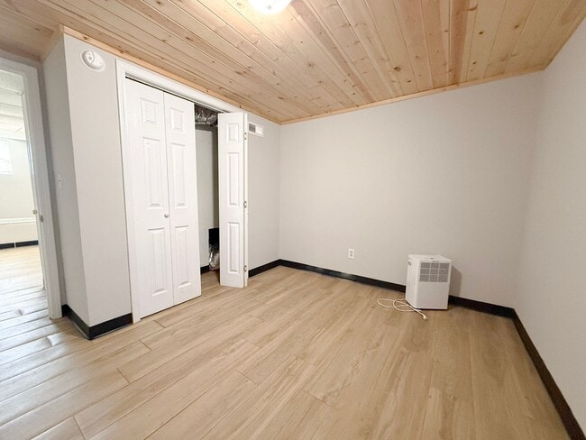 Building Photo - 4 Bedroom Two-Story Home with Large Yard, Lawn Care Included